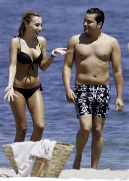 Berta Collado En Ibiza Con Un Misterioso Hombre 