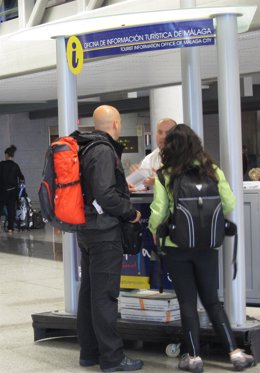 Dos Turistas En Una Oficina De Turismo De Málaga