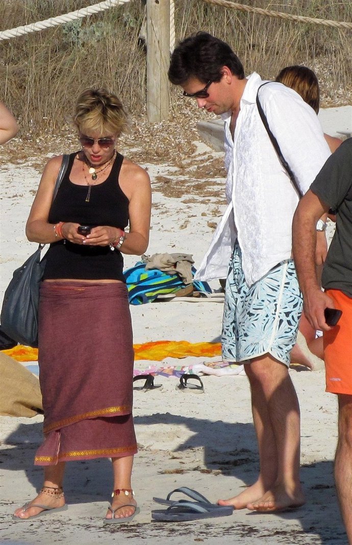 Eugenia Martínez De Irujo En Ibiza Con Un Amigo 