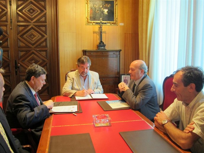 Firma Del Convenio Para Coches Elécticos Ayto De Zaragoza Y Universidad De Zarag