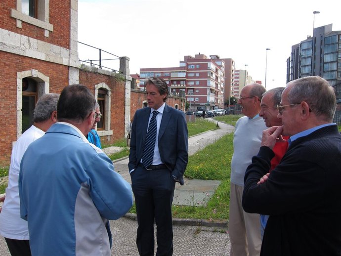 El Alcalde De Santander Junto A Vecinos De Generál Dávila