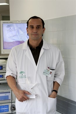 En La Imagen, El Cirujano Del Virgen Del Rocío Salvador Morales