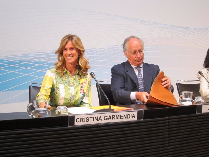 La Ministra Cristina Garmendia Y El Director De La Caixa, Joan Maria Nin