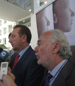 El Consejero De Empleo Con El Presidente De Cartuja 93