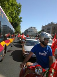 "Pitadas" de la caravana de coches de Mercasevilla ante las sedes del PSOE y la Consejería de Empleo