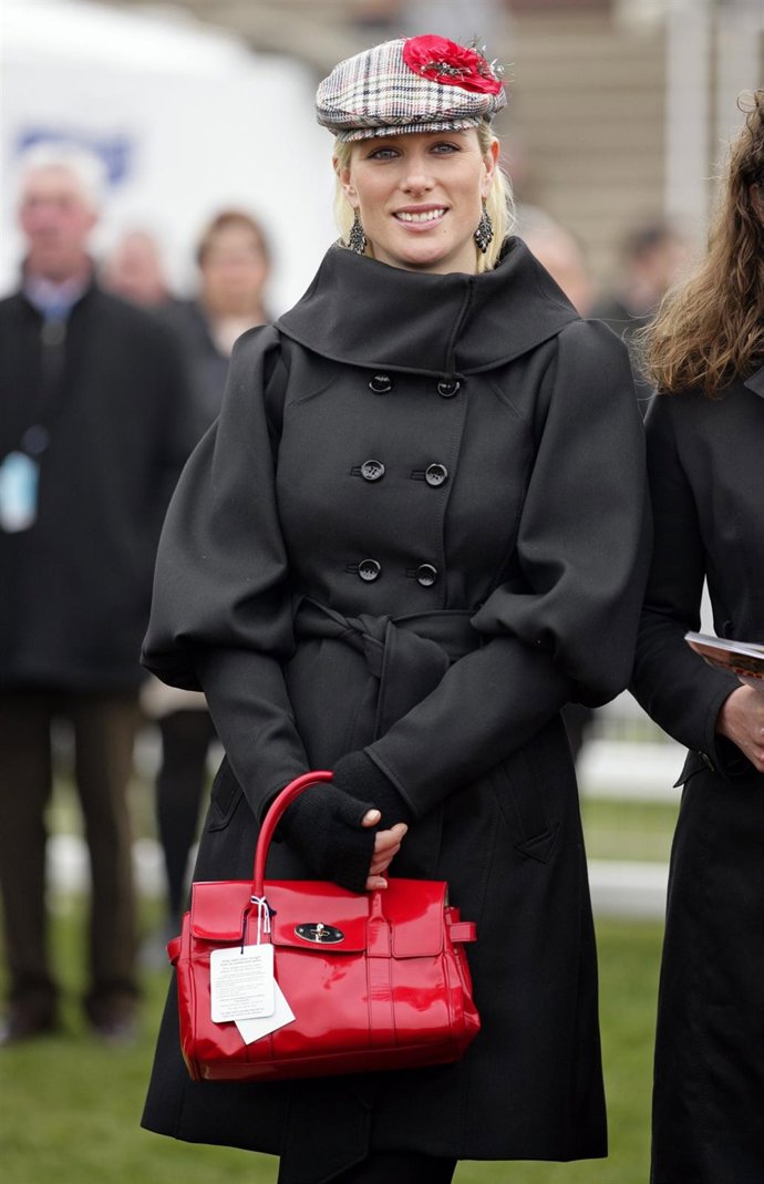 Posado De Zara Phillips Con Boina Y Bolso Rojo 