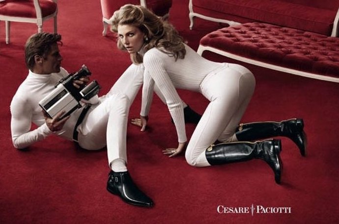 Mark Vanderloo Y Angela Lindvall Para Cesare Paciotti 