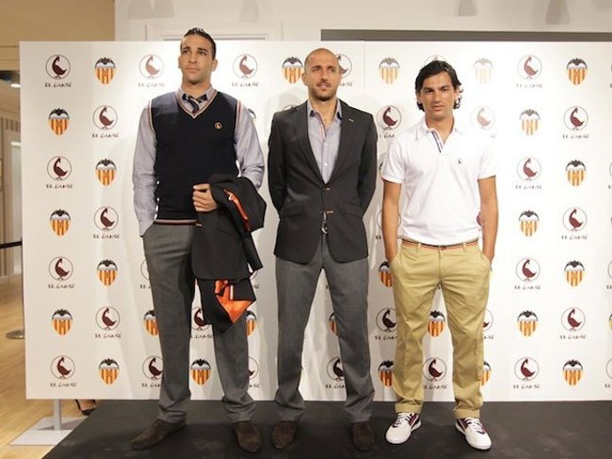  Tino Costa, Bruno Saltor Y Adil Rami Visten Ropa De 'El Ganso'