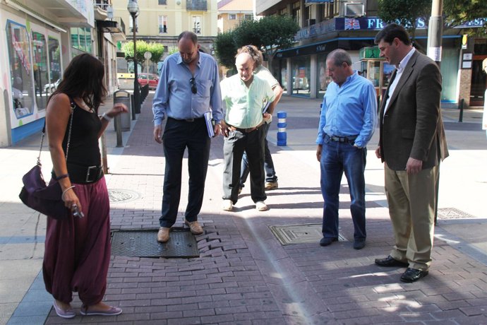 Visita Del Concejal De Obras De Torrelavega A La Calle Los Mártires