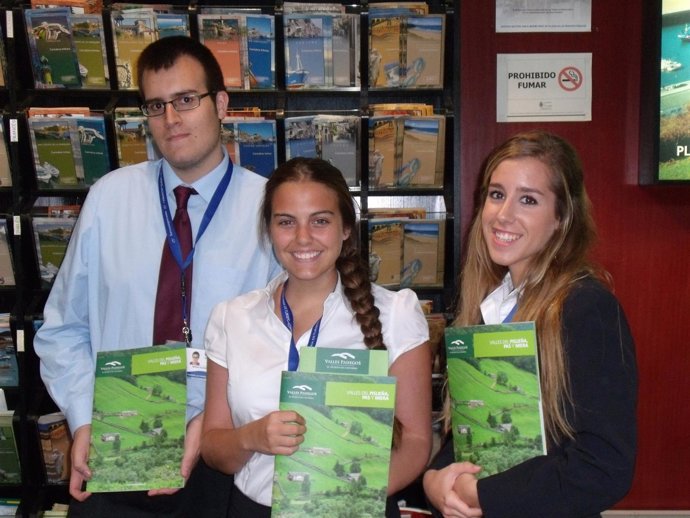 Agentes De Turismo Muestran Las Guías De Los Valles Pasiegos