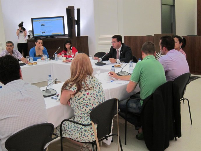 Desayuno De Prensa De Manzano