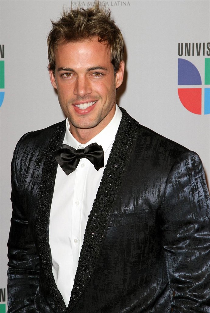 Posado Del Modelo Cubano, William Levy, Que Aparece En El Video De J.Lo