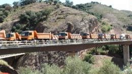 Imagen De Los Camiones En El Puente