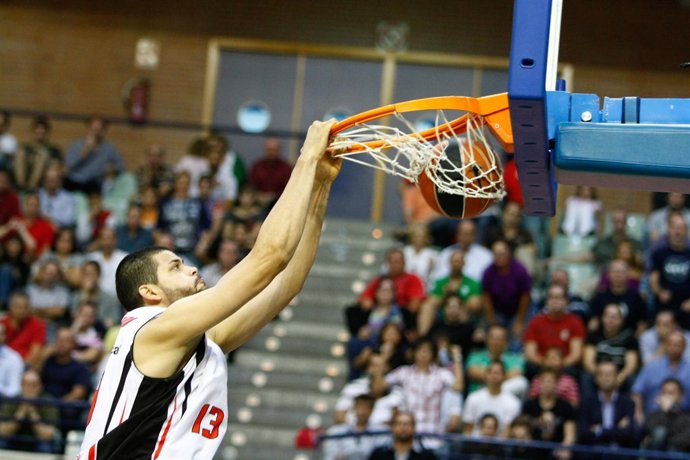 El Ala-Pívot Vitor Faverani