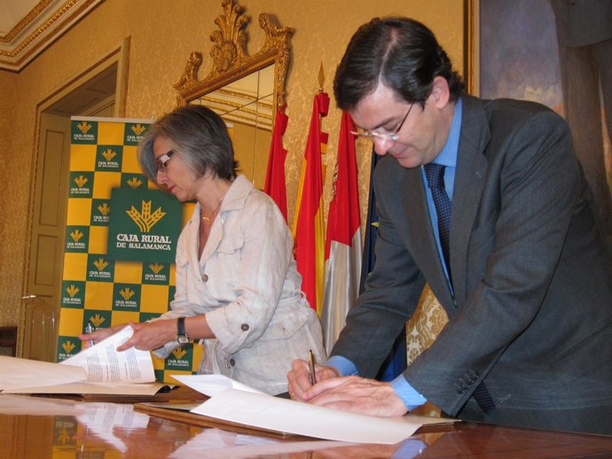 El Alcalde De Salamanca Y La Directora De Caja Rural De Salamanca