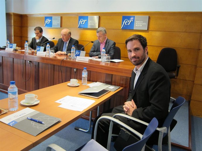 Herrero, Domènech E Hijado Al Fondo, Y Riley Maguire Al Frente