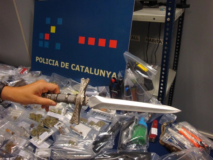 Puñal Y Drogas Decomisadas En Girona