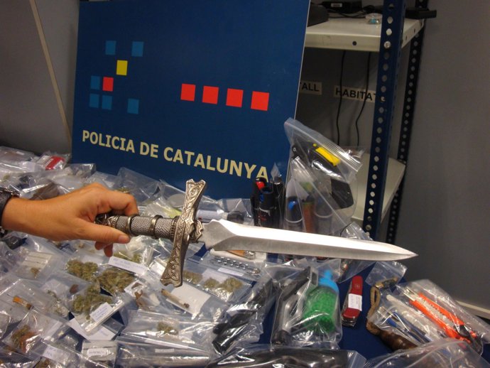 Puñal Y Drogas Decomisadas En Girona
