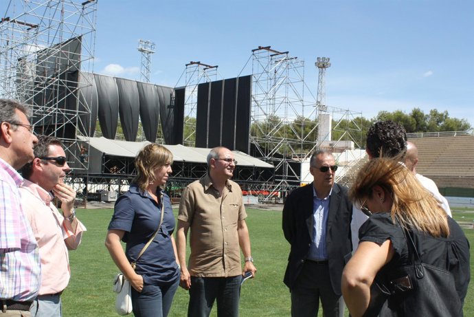 Visita Del Alcalde De Benidorm Y De Algunos Ediles Al Escenario Del 'Low Cost'