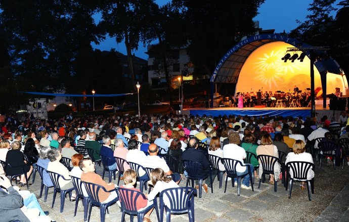 Una Actuación De Los Baños De Ola. 