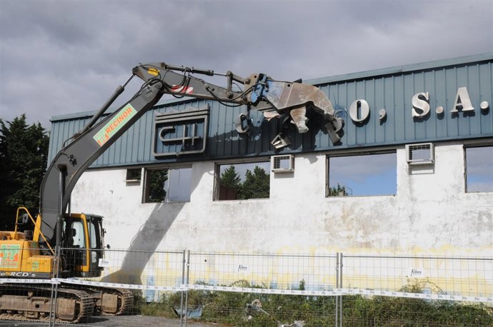 Inicio Del Derribo De La Nave De Charpo En Vilanova De Arousa.