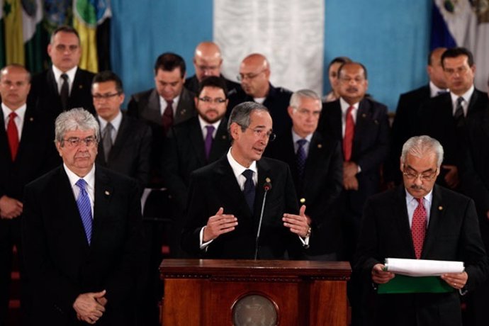 El Presidente De Guatemala, Álvaro Colom, Junto A Sus Ministros