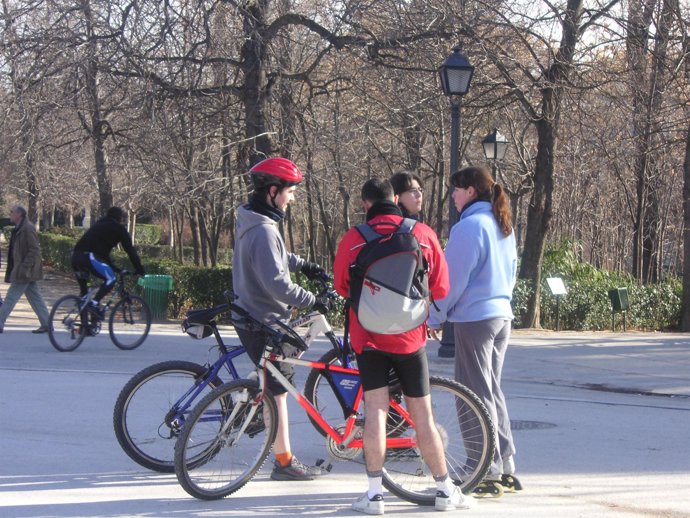 Jóvenes haciendo deporte