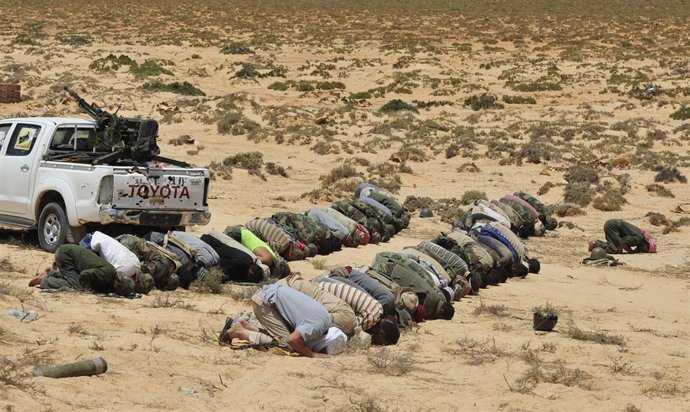 Rebeldes Libios Rezan En El Frente 