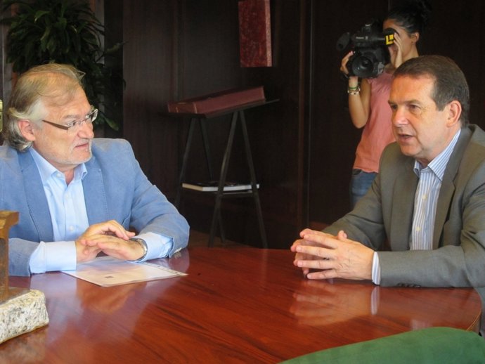 El Alcalde De Vigo Con El Responsable Del Campus Noroeste De La UNED.