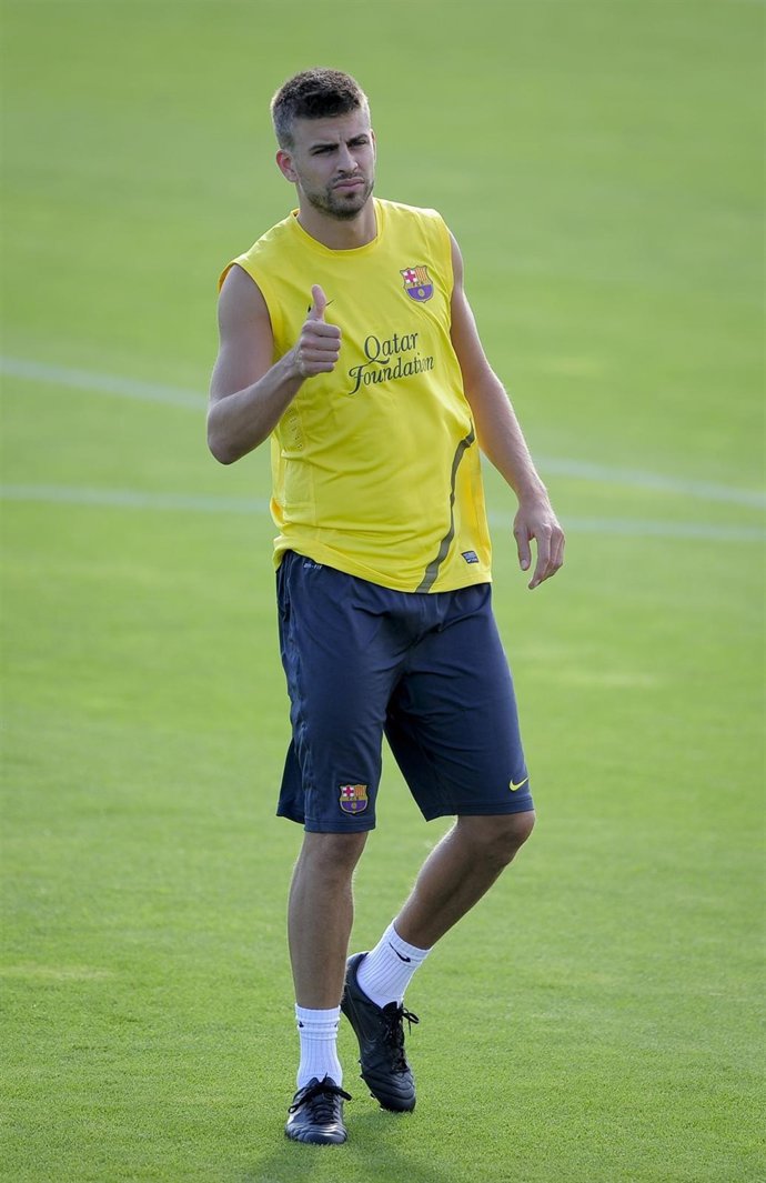 Gerard Piqué Se Corta El Pelo