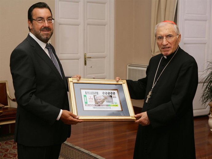 Miguel Carballeda Entrega A  Antonio María Rouco Varela La Réplica Del Cupón JMJ