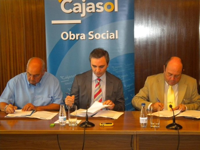 Firma De Convenios De Colaboración Entre Cajasol Y Aonujer Y Apreja.