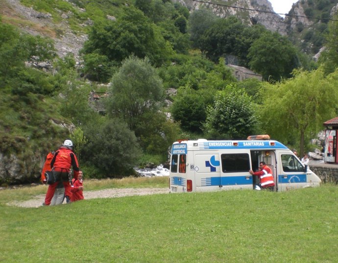 Rescate De Un Montañero Lesionado En La Canal De Trea