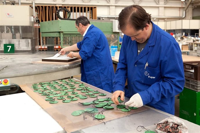 Discapacitados Trabajan En Un Ambientador Ecológico