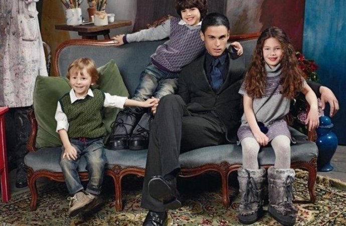 Baptiste Giacobiconi Con Tres Niños Para FENDI