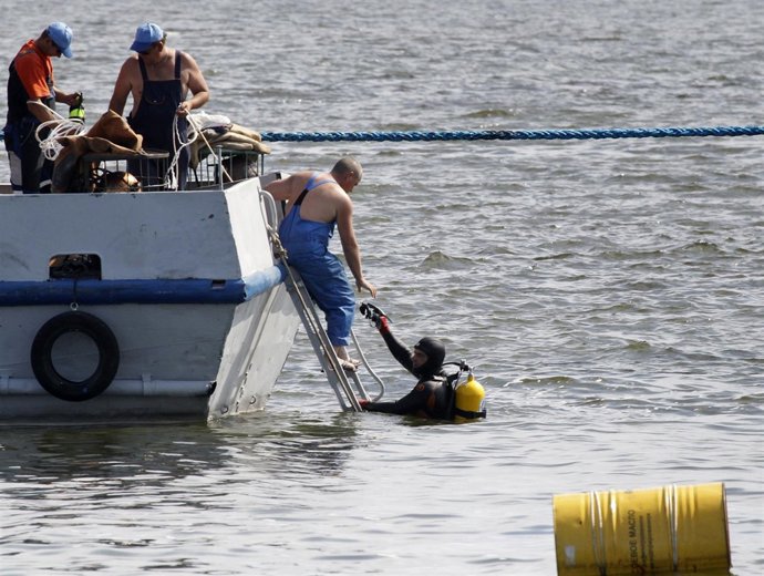 Tareas De Rescate Tras El Naufragio En El Río Volga