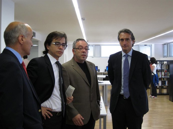 El Alcalde Y Los Concejales Durante La Visita A La Biblioteca