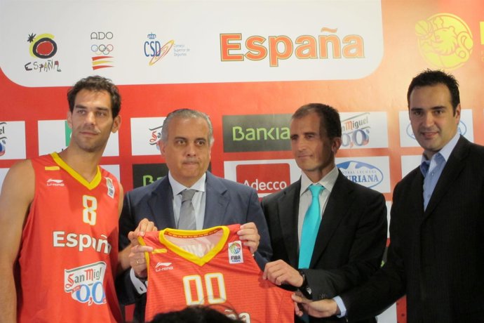 Calderón, Sáez En La Presentación De La Camiseta De España Para El Eurobasket