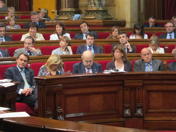 El Presidente Artur Mas Y Consellers En El Pleno Del Parlament