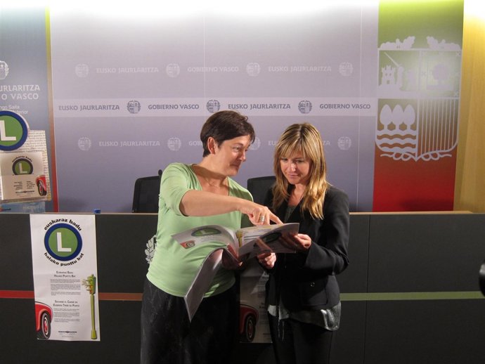 A La Izquierda, La Viceconsejera De Política Lingüística Del Gobierno Vasco.