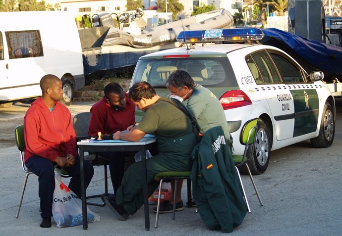Inmigrantes Con Guardia Civil En Ceuta