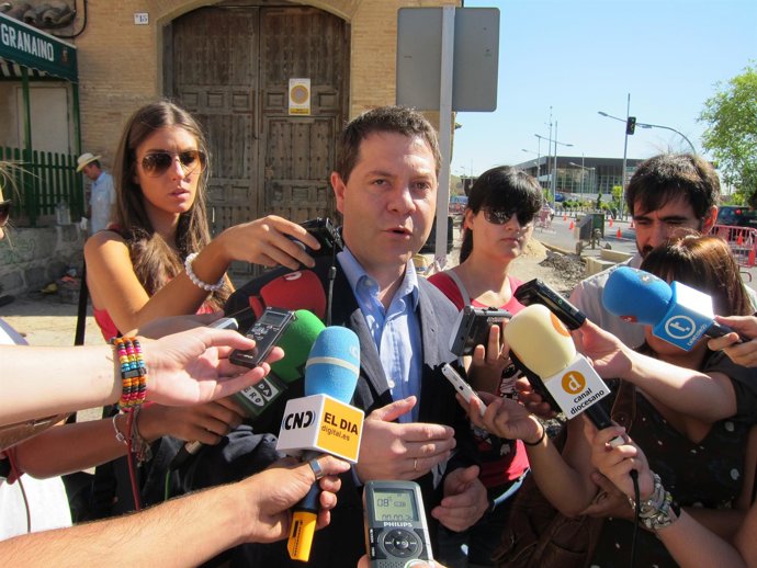 Emiliano García-Page En La Visita A Las Obras De La Calle Marqués De Mendigorría