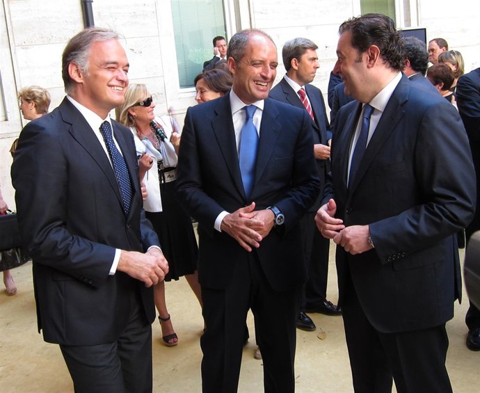 Gerardo Camps Conversa Con González Pons Y F.Camps Tras La Toma De Posesión.