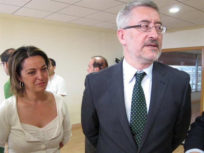 Ávila, Junto A La Delegada Del Gobierno De La Junta En Córdoba