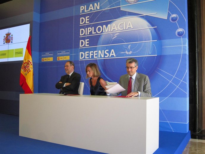 La Ministra De Defensa, Carme Chacón, Presenta El Primer Plan De Diplomacia De D