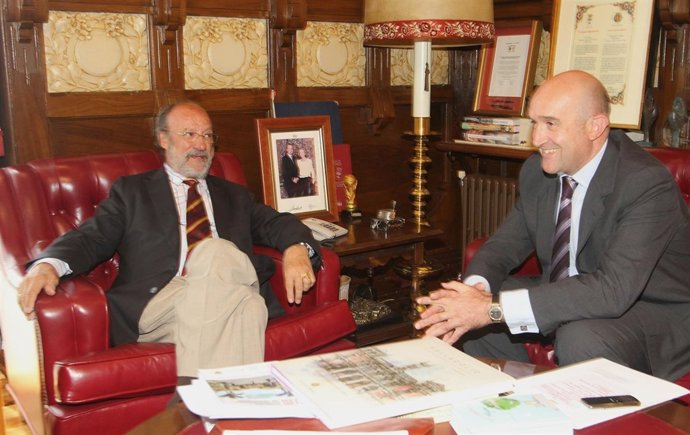 Reunión Entre Francisco Javier León De La Riva Y Jesús Julio Carnero