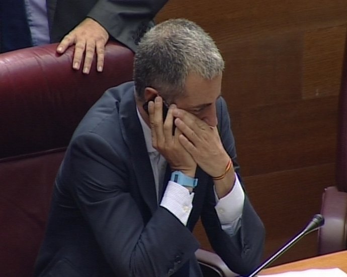 Ricardo Costa Habla Por Teléfono Durante El Pleno De Las Corts.
