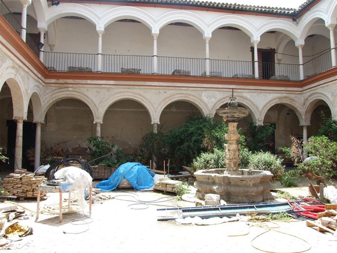 Patio Del Palacio De Peñaflor.
