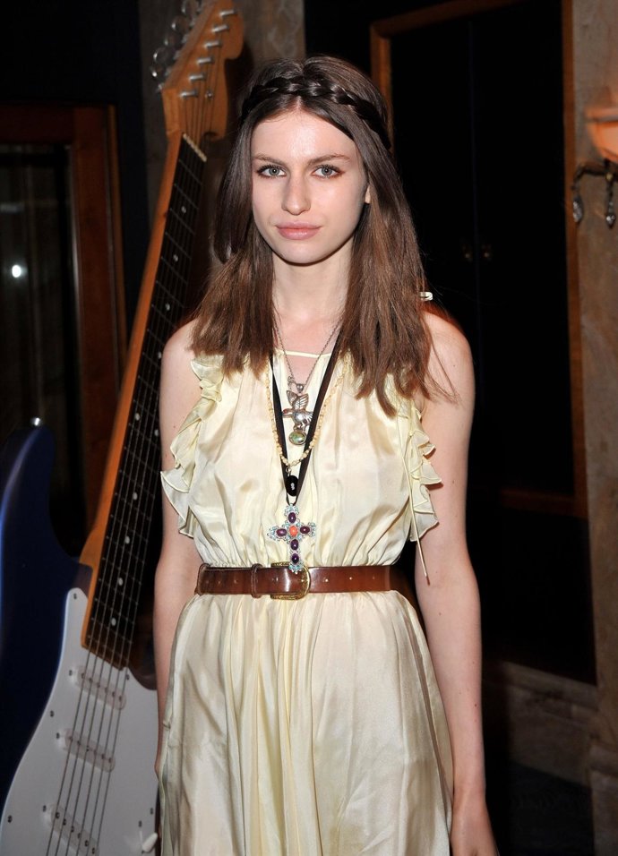 Posado De La Modelo Tali Lennox, Hija De Annie Lennox 