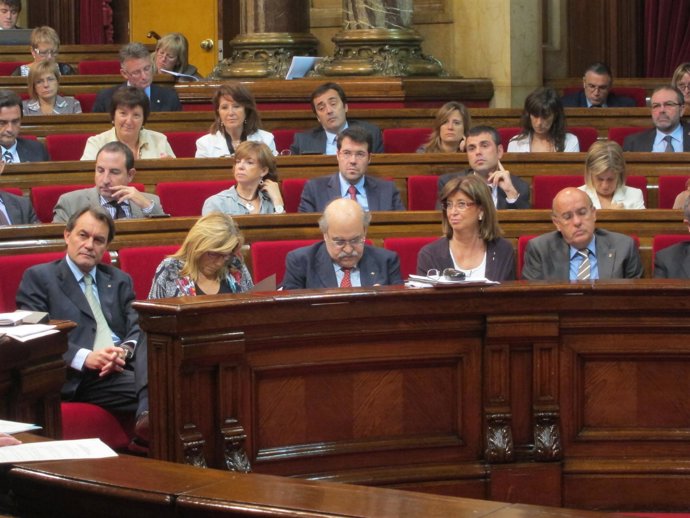 El Presidente Artur Mas Y Consellers En El Pleno Del Parlament